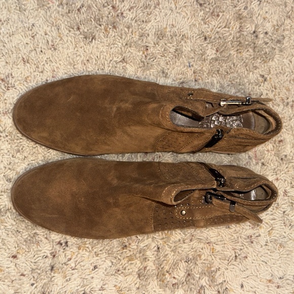 EUC Vince Camuto Pamma Suede Buckle Block Heel Ankle Booties Boots Size 8.5 - Picture 4 of 8